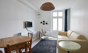 TV a/nebo společenská místnost v ubytování Appart'Hôtel de Paris