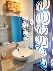 a bathroom with a sink and a mirror at Pension Arena Alicante in Alicante
