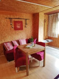 salon z drewnianym stołem i kanapą w obiekcie Almland Hütte w mieście Pusterwald
