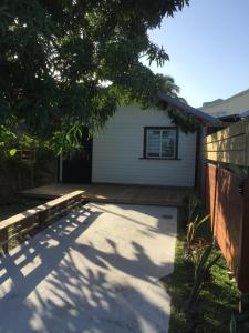 eine Auffahrt vor einem Haus mit einem Zaun in der Unterkunft Grand studio Cacao 1 in Baie-Mahault