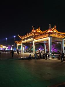 un groupe de personnes assises sous un pavillon la nuit dans l'établissement Wuyuan Man Shan Inn, à Wuyuan