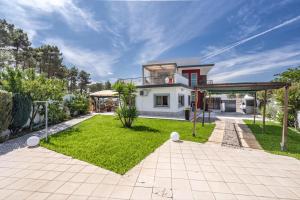 a villa with a garden and a house at Akivillas Azeitao Relax in Azeitao