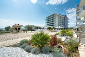 une cour avec des plantes et un bâtiment dans l'établissement Apartments Kamelija, à Split