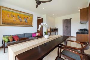 una sala de estar con una mesa y un sofá en Athaya Ubud, en Ubud