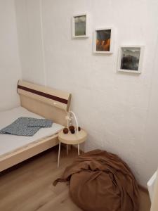 1 dormitorio con 1 cama y 1 mesa con lámpara en Royal Hostel, en Novosibirsk