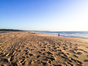 una playa con muchas huellas en la arena en Villa Canto da Lua en Sesimbra