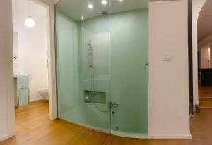 W pokoju znajduje się łazienka z przeszkloną kabiną prysznicową. w obiekcie La Pigna Boutique Apartment w Rzymie +22 zdjęcia