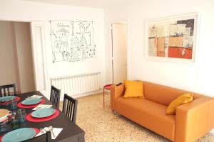 uma sala de estar com um sofá e uma mesa em apartament Eliette 2 em Bagá