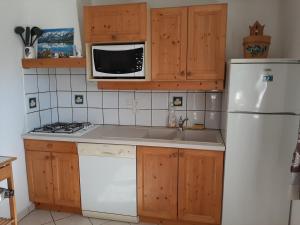 Kuchyň nebo kuchyňský kout v ubytování Gîte Les Grands Champs
