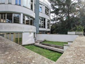 a large white building with a yard in front of it at Vicino IFO Intero appartamento in Mostacciano 