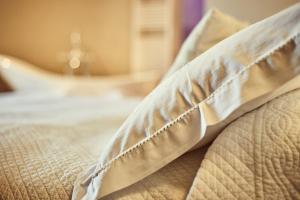 A bed or beds in a room at Il Torrino - Deb'S Monticchiello