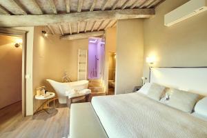 A bed or beds in a room at Il Torrino - Deb'S Monticchiello