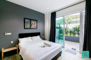 怡保的住宿－JOMSTAY Octagon Ipoh Suites，一间卧室设有一张床和一个大窗户