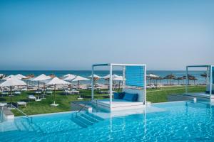 uma piscina com vista para a praia e para o oceano em Iberostar Selection Kuriat Palace em Monastir