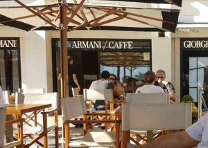 Ресторан / й інші заклади харчування у Lux Studio our swimming pool and garden