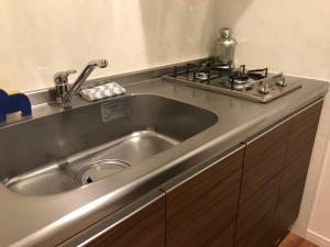Kuchyň nebo kuchyňský kout v ubytování Local Hakata apartment No9