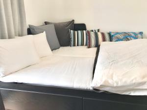 福岡市にあるLocal Hakata apartment No10の白いソファ(枕付)