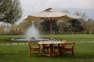 Aed väljaspool majutusasutust The LaLit Grand Palace Srinagar