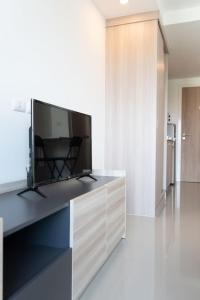 TV a/nebo společenská místnost v ubytování Cozy SeaSaran