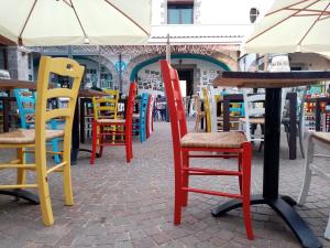 een groep kleurrijke stoelen en tafels in een restaurant bij Casa Matuta in Santa Maria Capua Vetere