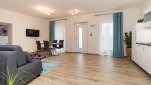 TV a/nebo společenská místnost v ubytování Frühstückshotel Landgasthof Kramer