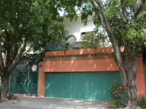 una puerta verde de garaje frente a un edificio en Zen Hostel Brasil, en São Paulo