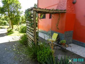 Espaço Holístico Chalés في نوفا بتروبوليس: حديقة خارج المنزل مع باب خشبي