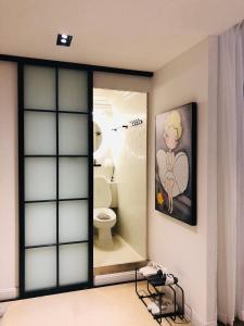 上海市にあるSidihome Selected City Apartmentのトイレとガラスのドアが付いたバスルーム