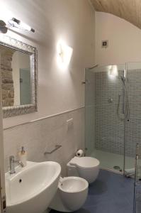 a bathroom with a sink and a toilet and a shower at Appartamento Sant'Apollinare in Assisi