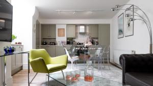 un soggiorno con tavolo e sedie in vetro di PHENOMENAL 5bedroom DESIGN HOUSE FOR NOMADS XXL GROUPS a Londra