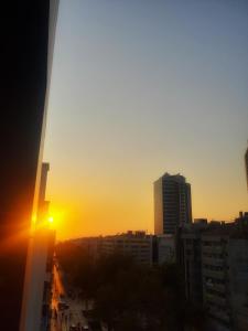 un coucher de soleil dans une ville avec de grands bâtiments dans l'établissement Grand Hekimoğlu HOTELS, à Izmir