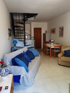 sala de estar con sofá blanco y almohadas azules en Residence San Vito, en Mazara del Vallo