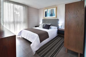 a bedroom with a large bed and a large window at Arboleda 5 in Silao