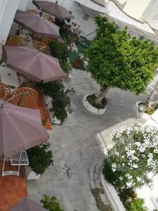 una vista sul soffitto di un patio con tavoli e ombrelloni di Residence San Vito a Mazara del Vallo