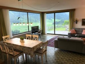 特林斯Haus Tälerblick的带桌子和沙发的客厅