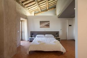 una camera con un grande letto di Ostello del Castello di Santa Severa a Santa Severa