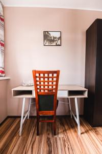 einen Stuhl an einem Schreibtisch in einem Zimmer in der Unterkunft Motel ARD in Sarovce