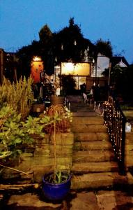 un conjunto de escaleras en un jardín por la noche en Oxford Road en Macclesfield