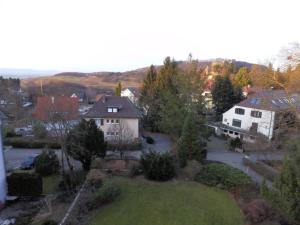 uma vista aérea de uma casa com um quintal em Ferienwohnung Ferber em Badenweiler