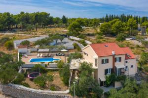 una vista aérea de una casa con piscina en Villa Bravura Milna Brac, en Milna