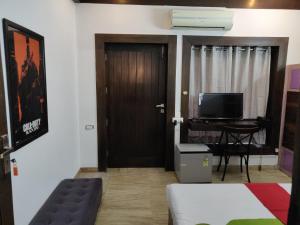 Μια τηλεόραση ή/και κέντρο ψυχαγωγίας στο Aakritii Hotels