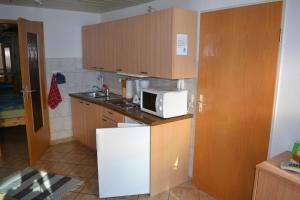 eine Küche mit einer weißen Mikrowelle auf dem Kühlschrank in der Unterkunft FEWO Haus Meister in Hadamar