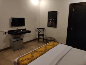Μια τηλεόραση ή/και κέντρο ψυχαγωγίας στο Aakritii Hotels +52 φωτογραφίες