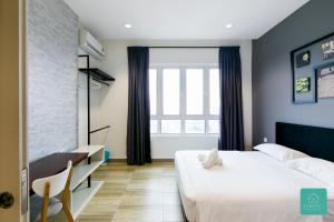 Postel nebo postele na pokoji v ubytování JOMSTAY Octagon Ipoh Suites