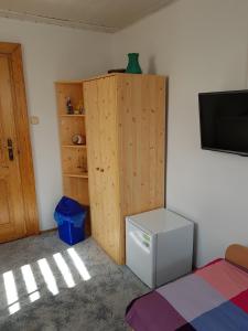Televízia a/alebo spoločenská miestnosť v ubytovaní Chata Baby Jagi
