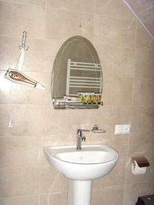 提比里斯的住宿－Hotel NADIKVARI，一间带水槽和镜子的浴室