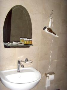提比里斯的住宿－Hotel NADIKVARI，一间带水槽和镜子的浴室