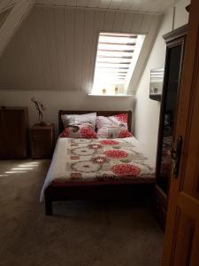 a bedroom with a bed in a attic with a window at Chata Baby Jagi in Krzywe