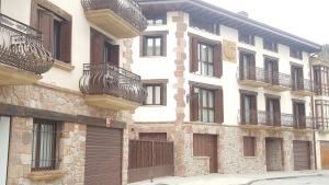 un edificio con balconi sui lati di Apartamento Palacio Azcárate Marisa Sanchez a Ezcaray