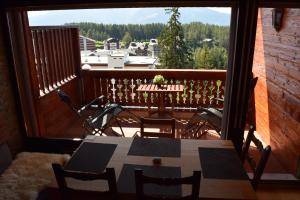 eine Terrasse mit einem Tisch und Stühlen auf dem Balkon in der Unterkunft Superbe studio à Crans-Montana in Crans-Montana